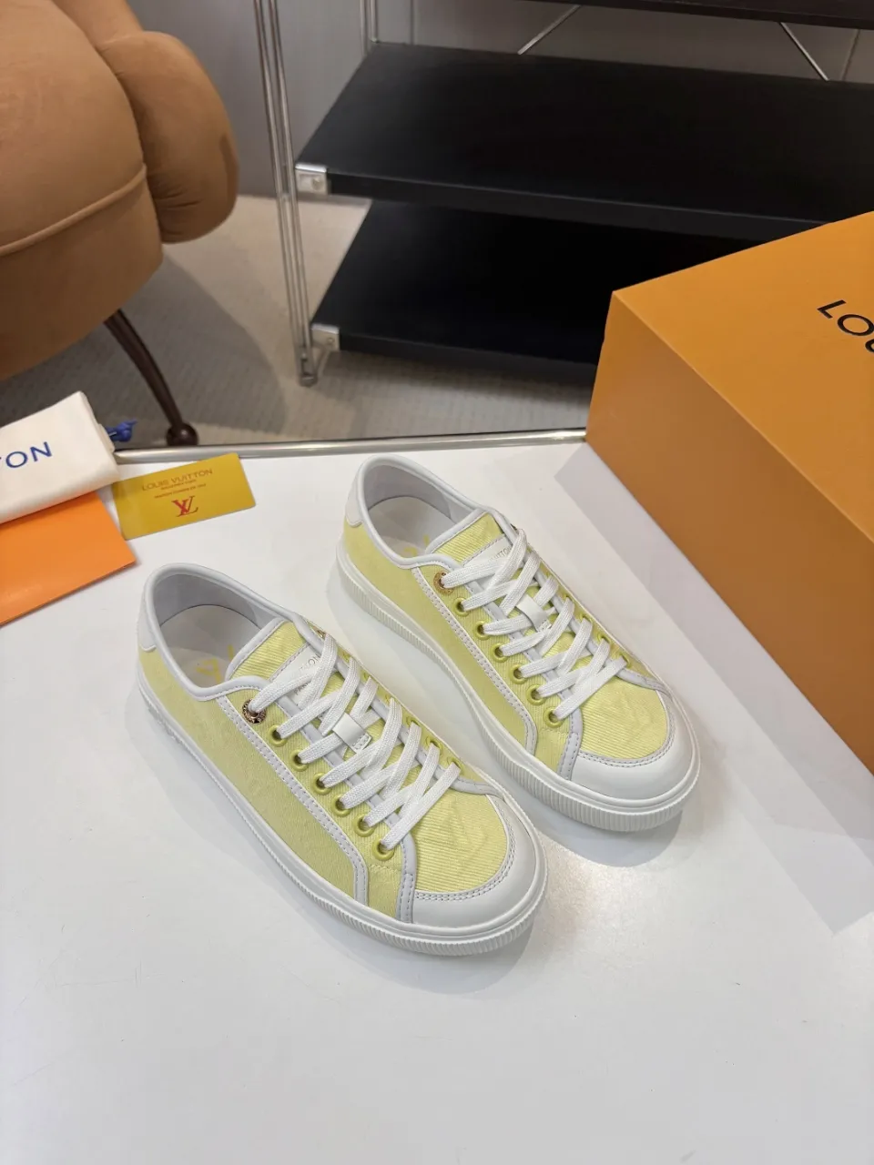p580🐮🐮 LV couple skate shoes｜Classic jacquard, the ultimate code for a sweet outing! 👫** This pair of shoes is Louis Vuitton's love letter to fashionistas💌 - **classic presbyopic skate shoes**, the perfect choice for couples to go out on the street!  🔸 **Luxury details are a must-have**: Jacquard fabric  🔸 **So comfortable that you don’t want to take it off**: The sheepskin lining is skin-friendly and breathable, warm in autumn and winter without stuffing your feet, refreshing in spring and summer without being sticky, and you can wear it with a high-end feel in all seasons!  🔸 **Steady sense of security**: Non-slip rubber outsole, perfect grip, accompanying you through romantic streets.  **💑 Couple outfit inspiration**: ▪️ For boys, pair with leggings + baseball cap for a trendy street look!  ▪️ Girls can wear short skirts or shark pants, and the sweet and cool style is easy to choose~ **#Louis Vuitton #couple shoes #presbyopia classic** **👉 Click to collect and become the most fashionable CP in the circle of friends with him! ** Fabric: Imported cowhide/classic jacquard fabric Lining: Sheepskin lining Sole: Original rubber sole Size: Women’s size 35-42 (40/41/42 customized) Men’s size 39-45 (39.45 customized)